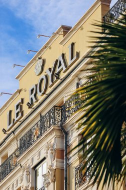 Nice, Fransa - 12 Kasım 2023: Promenade des Anglais 'deki ünlü tarihi Le Royal otelinin cephesi.