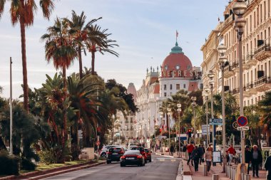 Güzel, Fransa - 5 Eylül 2023: Promenade des Anglais ve Negresco Oteli