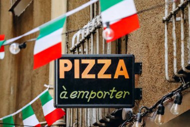 İtalyan bayraklı pizzacı tabelası (Fransızcadan tam tercümesi - 