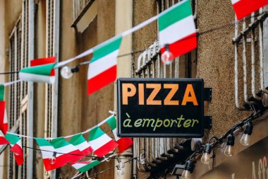 İtalyan bayraklı pizzacı tabelası (Fransızcadan tam tercümesi - 