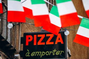 İtalyan bayraklı pizzacı tabelası (Fransızcadan tam tercümesi - 