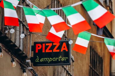 İtalyan bayraklı pizzacı tabelası (Fransızcadan tam tercümesi - 