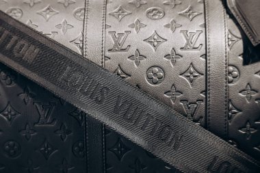 Nice, Fransa - 28 Ocak 2024: Louis Vuitton çantası Nice 'teki bir butiğin vitrininde.