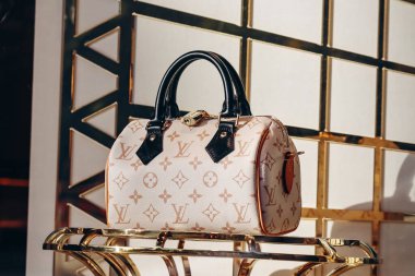 Nice, Fransa - 28 Ocak 2024: Louis Vuitton çantası Nice 'teki bir butiğin vitrininde.