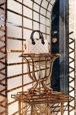 Nice, Fransa - 28 Ocak 2024: Louis Vuitton çantası Nice 'teki bir butiğin vitrininde.