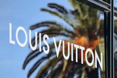 Nice, Fransa - 28 Ocak 2024: Nice 'teki Louis Vuitton bayrak gemisinin önündeki mağaza
