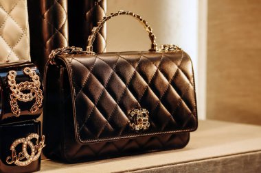 Nice, Fransa - 28 Ocak 2024: Chanel çanta Nice 'de bir sancak gemisinin vitrininde