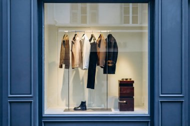 Zarif bir hazır giyim butiğinin ön cephesi