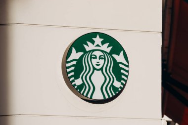 Güzel, Fransa - 28 Ocak 2024: Nice 'in ortasında Starbucks kahve dükkanı tabelası