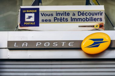 Nice, Fransa - 28 Ocak 2024: Nice, Fransa 'nın güneyinde postane