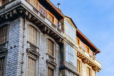 Nice 'in merkezinde, Fransa' nın güneyinde eski güzel binalar.