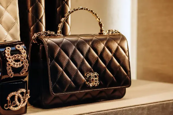 Nice, Fransa - 28 Ocak 2024: Chanel çanta Nice 'de bir sancak gemisinin vitrininde