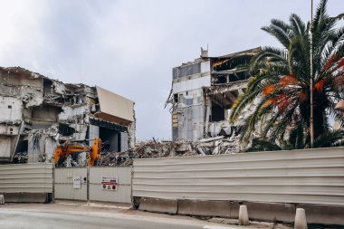 Nice, Fransa - 24 Şubat 2024: Yves Bayard 'ın inşa ettiği Nice Ulusal Tiyatrosu' nun eski binası yıkıldı.