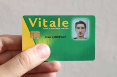 Fransa 'daki ulusal sağlık hizmetleri sisteminin genç bir adamın sağlık sigortası kartı, adı Carte Vitale (çeviri: 