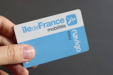 Güzel, Fransa - 11.05.2024: Paris taşıma kartı tutan adamın eli - Navigo