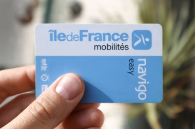 Güzel, Fransa - 11.05.2024: Paris taşıma kartı tutan adamın eli - Navigo