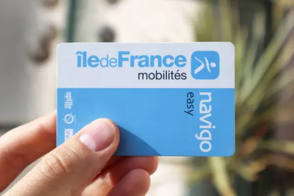 Güzel, Fransa - 11.05.2024: Paris taşıma kartı tutan adamın eli - Navigo