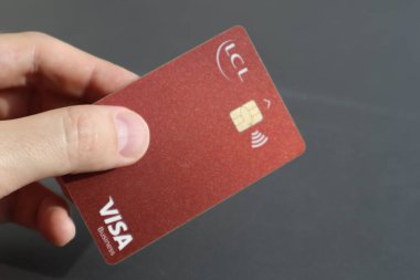 Nice, France - 11.05.2024: Visa banka kartı tutan bir adamın eli LCL (Credit Lyonnais)