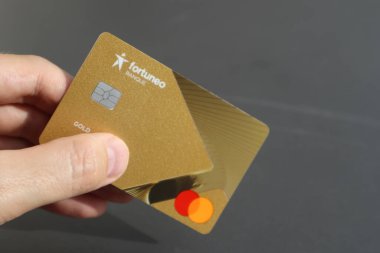 Güzel, Fransa - 11.05.2024: Mastercard banka kartı tutan bir adam Fortuneo