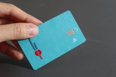 Güzel, Fransa - 11.05.2024: Bilet restoranının Edenred kartını tutan adam