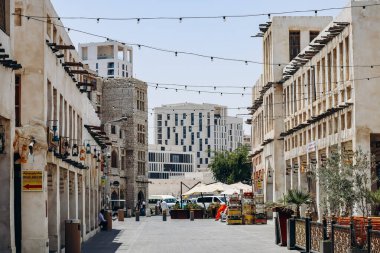 Doha, Katar - 29 Nisan 2024: Doha 'daki Souq Waqif bölgesi. Bu miras pazarı geleneksel giysiler, baharatlar, el sanatları ve hediyelik eşya satıyor.
