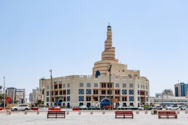 Doha, Katar - 1 Mayıs 2024: Fanar, Katar İslam Kültür Merkezi, Doha 'daki Spiral Cami