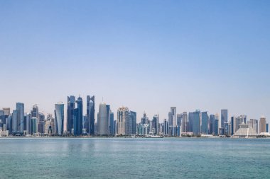 Batı Körfezi manzarası, Doha 'da gökdelenleri olan bir iş bölgesi.