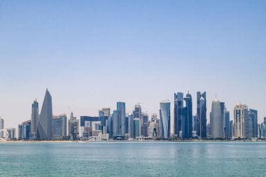Batı Körfezi manzarası, Doha 'da gökdelenleri olan bir iş bölgesi.