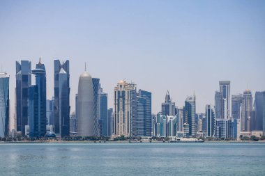 Batı Körfezi manzarası, Doha 'da gökdelenleri olan bir iş bölgesi.