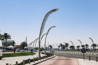 Doha, Katar - 1 Mayıs 2024: Souq Waqif yakınlarındaki Doha 'nın göbeğindeki dolgu