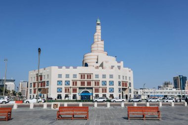 Doha, Katar - 1 Mayıs 2024: Fanar, Katar İslam Kültür Merkezi, Doha 'daki Spiral Cami