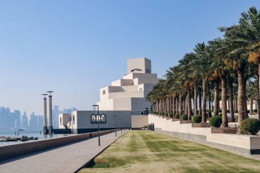 Doha, Katar - 29 Nisan 2024: İslam Sanatları Müzesi, ünlü mimar I.M. Pei, geometrik zarafete ve İslam kültürünün büyüleyici dünyasını keşfetmeleri için ziyaretçileri çağıran çarpıcı bir cepheye sahiptir..