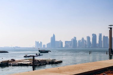 Doha, Katar - 1 Mayıs 2024: Souq Waqif yakınlarındaki Doha 'nın göbeğindeki dolgu