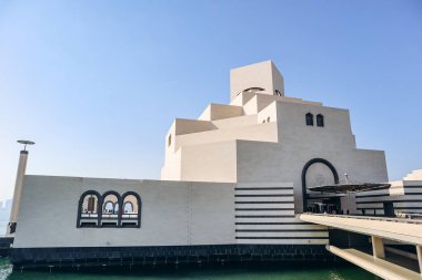 Doha, Katar - 29 Nisan 2024: İslam Sanatları Müzesi, ünlü mimar I.M. Pei, geometrik zarafete ve İslam kültürünün büyüleyici dünyasını keşfetmeleri için ziyaretçileri çağıran çarpıcı bir cepheye sahiptir..