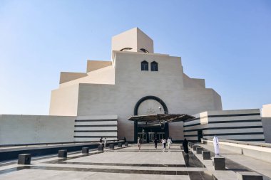 Doha, Katar - 29 Nisan 2024: İslam Sanatları Müzesi, ünlü mimar I.M. Pei, geometrik zarafete ve İslam kültürünün büyüleyici dünyasını keşfetmeleri için ziyaretçileri çağıran çarpıcı bir cepheye sahiptir..
