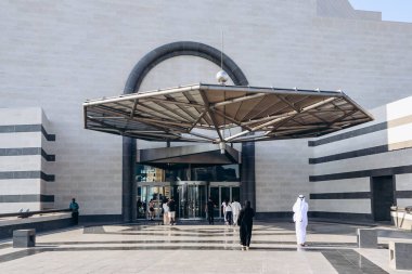 Doha, Katar - 29 Nisan 2024: İslam Sanatları Müzesi, ünlü mimar I.M. Pei, geometrik zarafete ve İslam kültürünün büyüleyici dünyasını keşfetmeleri için ziyaretçileri çağıran çarpıcı bir cepheye sahiptir..