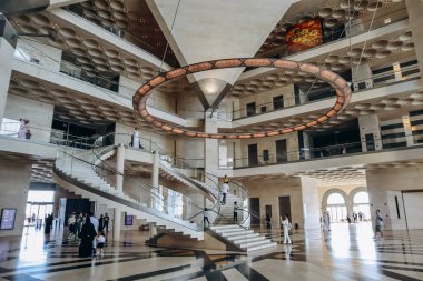 Doha, Katar - 29 Nisan 2024: İslam Sanatları Müzesi, ünlü mimar I.M. Pei, geometrik zarafete ve İslam kültürünün büyüleyici dünyasını keşfetmeleri için ziyaretçileri çağıran çarpıcı bir cepheye sahiptir..