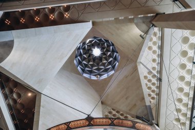 Doha, Katar - 29 Nisan 2024: İslam Sanatları Müzesi, ünlü mimar I.M. Pei, geometrik zarafete ve İslam kültürünün büyüleyici dünyasını keşfetmeleri için ziyaretçileri çağıran çarpıcı bir cepheye sahiptir..