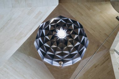 Doha, Katar - 29 Nisan 2024: İslam Sanatları Müzesi, ünlü mimar I.M. Pei, geometrik zarafete ve İslam kültürünün büyüleyici dünyasını keşfetmeleri için ziyaretçileri çağıran çarpıcı bir cepheye sahiptir..