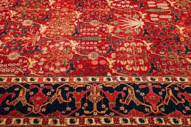 Doha, Katar - 1 Mayıs 2024: İran, Tabriz 'den madalyon halısı, 16. yüzyılın ortalarında, İslam Sanatları Müzesinde