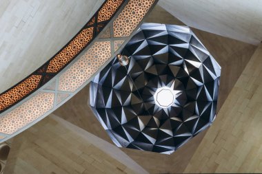 Doha, Katar - 29 Nisan 2024: İslam Sanatları Müzesi, ünlü mimar I.M. Pei, geometrik zarafete ve İslam kültürünün büyüleyici dünyasını keşfetmeleri için ziyaretçileri çağıran çarpıcı bir cepheye sahiptir..
