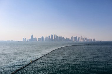Batı Körfezi manzarası, Doha 'da gökdelenleri olan bir iş bölgesi.