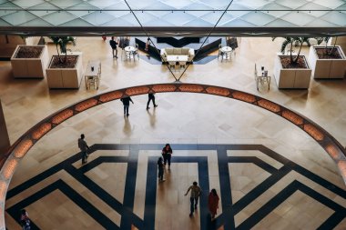 Doha, Katar - 29 Nisan 2024: İslam Sanatları Müzesi, ünlü mimar I.M. Pei, geometrik zarafete ve İslam kültürünün büyüleyici dünyasını keşfetmeleri için ziyaretçileri çağıran çarpıcı bir cepheye sahiptir..