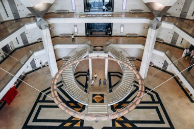 Doha, Katar - 29 Nisan 2024: İslam Sanatları Müzesi, ünlü mimar I.M. Pei, geometrik zarafete ve İslam kültürünün büyüleyici dünyasını keşfetmeleri için ziyaretçileri çağıran çarpıcı bir cepheye sahiptir..