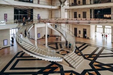 Doha, Katar - 29 Nisan 2024: İslam Sanatları Müzesi, ünlü mimar I.M. Pei, geometrik zarafete ve İslam kültürünün büyüleyici dünyasını keşfetmeleri için ziyaretçileri çağıran çarpıcı bir cepheye sahiptir..