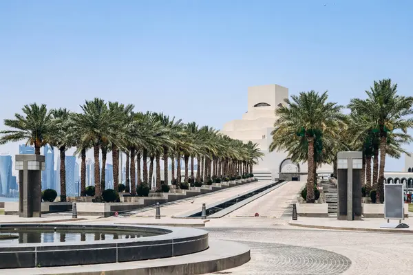 Doha, Katar - 29 Nisan 2024: İslam Sanatları Müzesi, ünlü mimar I.M. Pei, geometrik zarafete ve İslam kültürünün büyüleyici dünyasını keşfetmeleri için ziyaretçileri çağıran çarpıcı bir cepheye sahiptir..