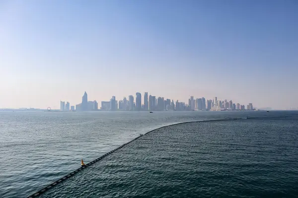 Batı Körfezi manzarası, Doha 'da gökdelenleri olan bir iş bölgesi.