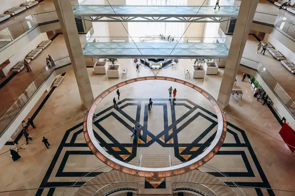 Doha, Katar - 29 Nisan 2024: İslam Sanatları Müzesi, ünlü mimar I.M. Pei, geometrik zarafete ve İslam kültürünün büyüleyici dünyasını keşfetmeleri için ziyaretçileri çağıran çarpıcı bir cepheye sahiptir..