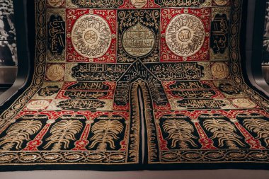 Doha, Katar - 1 Mayıs 2024: Ka 'ba' lı Sitara (kapı tekstili), Sultan Absulmecid, Mısır, Kahire için yapıldı. Osmanlı Perion, tarihi 1263 AH (1846-1847). İpek üzerine işlenmiş metal iplikler.