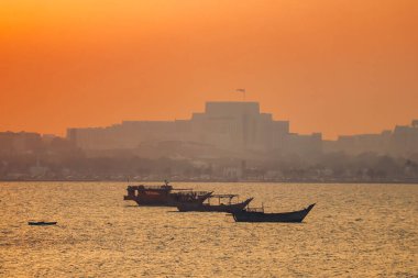 Renkli bir günbatımında Doha rıhtımında
